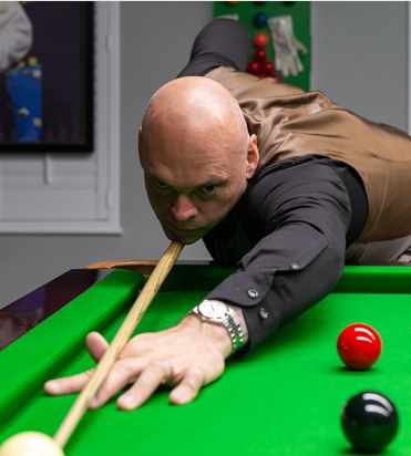 Stuart Bingham playing a shot
