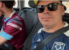Stuart Bingham in a West Ham shirt on the way to a match