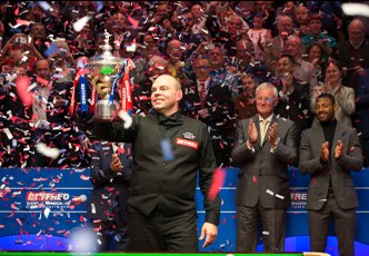 Stuart Bingham lifting a trophy as confetti falls