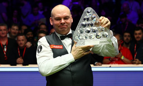 Stuart Bingham holding a crystal trophy
