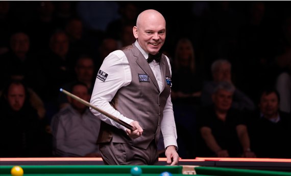 Stuart Bingham smiling at the table, cue in hand