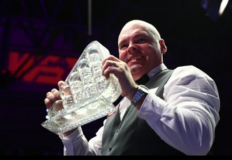 Stuart Bingham lifting a crystal trophy