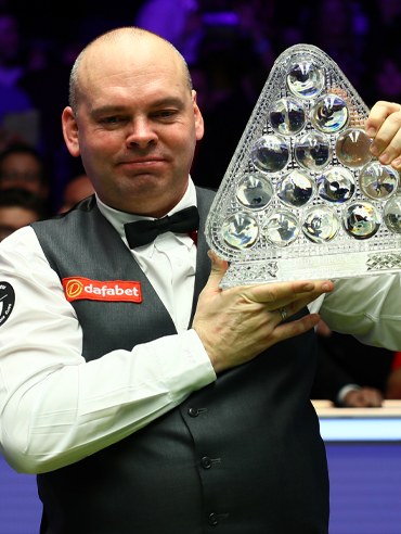 Stuart Bingham lifting the trophy