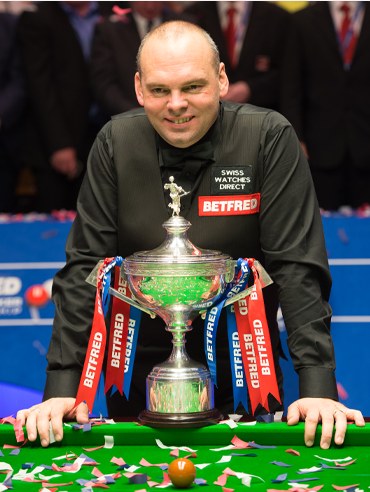 Stuart Bingham with the World Championship trophy